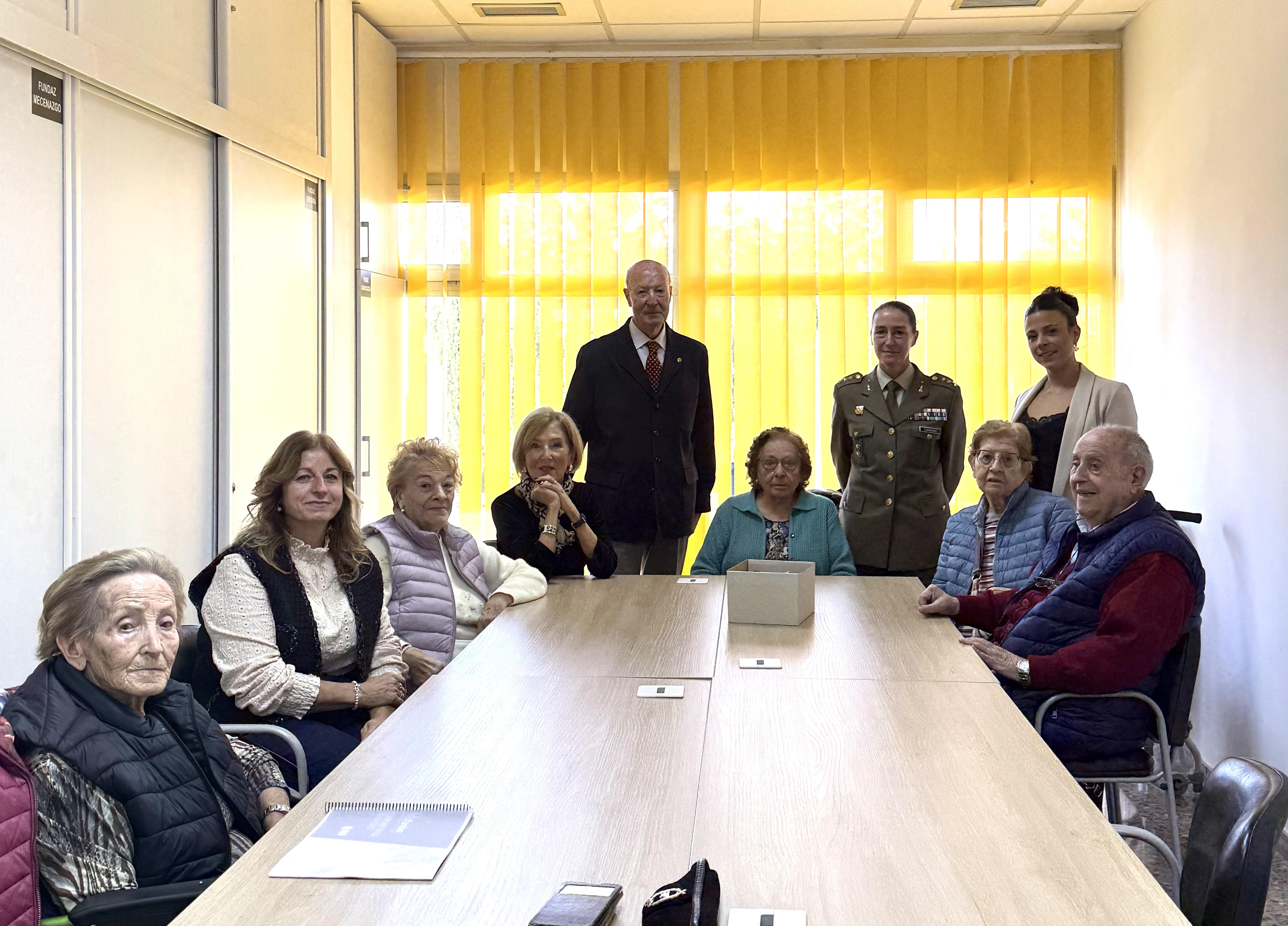 visita-institucional-de-la-jefa-del-regimiento-de-artilleria-de-campana-n20-a-la-residencia-de-mayores-fundaz-santa-barbara